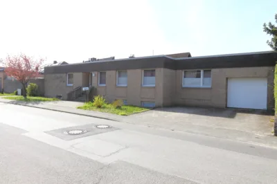 Ein Zuhause für das ganze Leben! Seltene Gelegenheit + + freistehender Bungalow in ruhiger Lage, 41179 Mönchengladbach, Bungalow