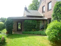 Blick auf Terrasse Wohnung 1 und Zugang Waschküche