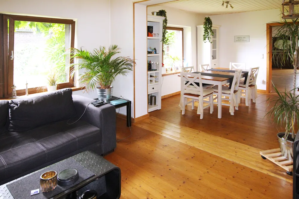 Wohnbereich mit Blick in den Essbereich - Wohnung 3