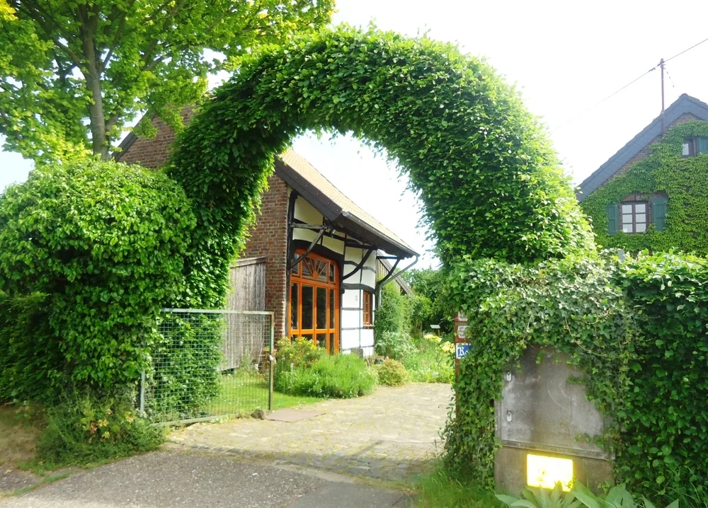 Eingangsbereich mit Blick auf das Wohnhaus