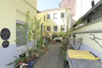 Blick auf den Anbau - Innenhof