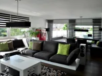Das Wohnzimmer mit raumbreiter Schiebeanlage ...