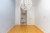 Blick auf den begehbaren Kleiderschrank