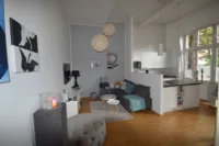 Blick in den Wohnbereich mit offener Küche