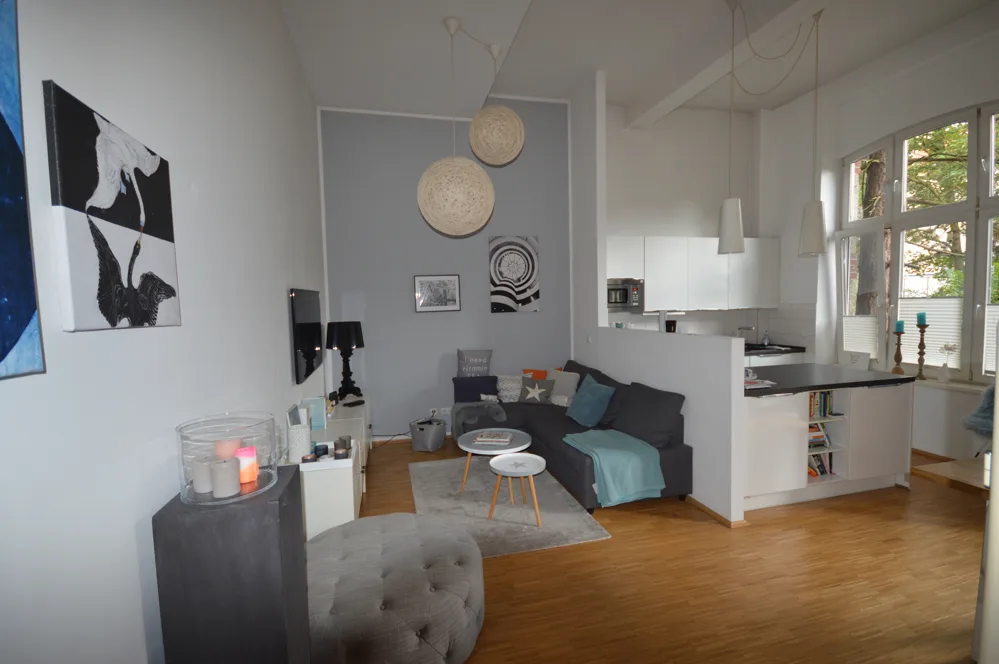 Blick in den Wohnbereich mit offener Küche