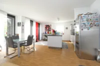 Essbereich mit Blick in die offene Küche