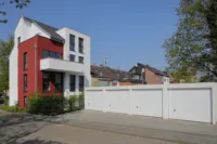 Rückansicht mit Garagen