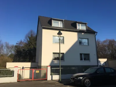 Komplett frei: Teilrenoviertes 3-FH mit 3 Garagen in ordentlicher Lage, 40589 Düsseldorf / Wersten, Mehrfamilienhaus