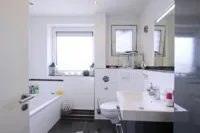 Bad mit Wanne, Dusche, Tageslicht
