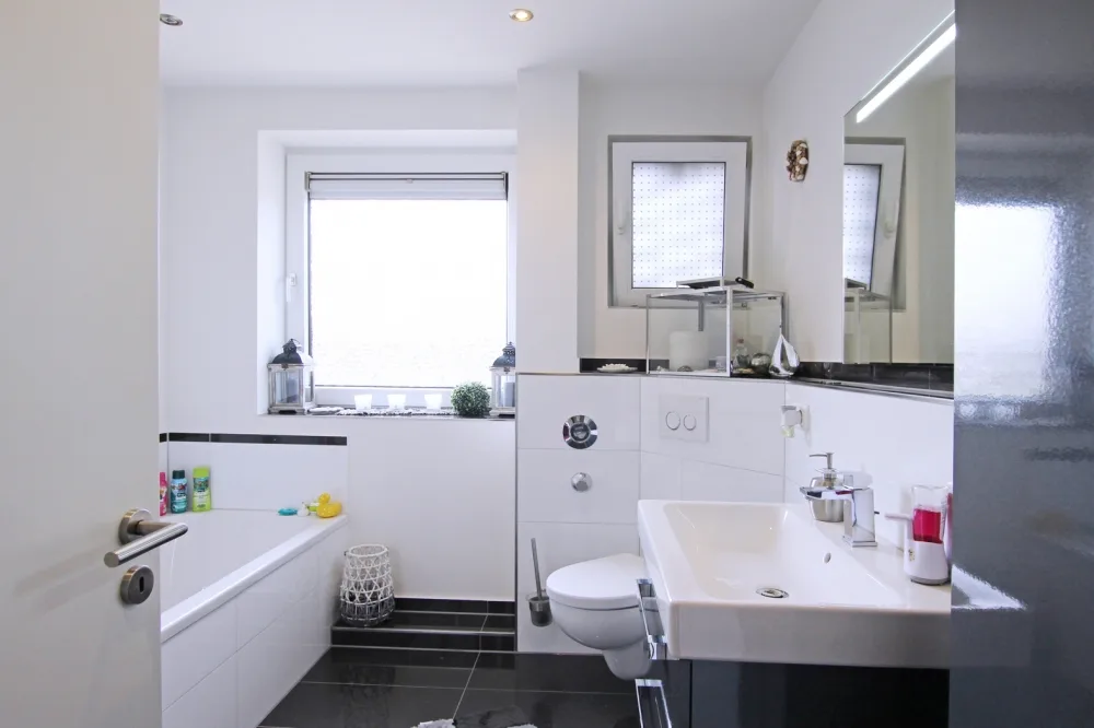 Bad mit Wanne, Dusche, Tageslicht