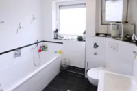 Bad mit Wanne, Dusche, Tageslicht