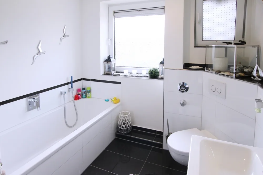 Bad mit Wanne, Dusche, Tageslicht