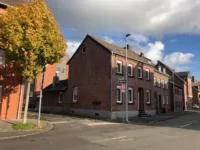 Hausfront und Giebelseite