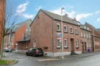 Hausfront und Giebelseite