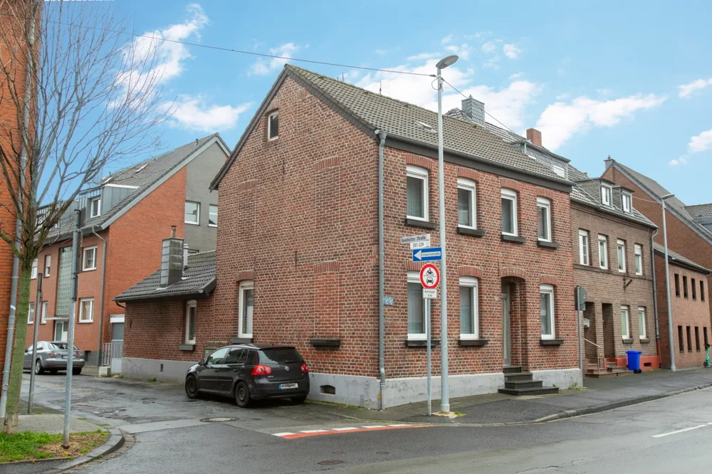 Hausfront und Giebelseite