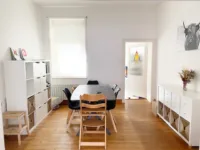 Esszimmer mit Zugang zur Küche