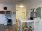 Blick in den Empfangsbereich - Einzigartige Büroeinheit: 4 Büros, offene Bereiche, Dachterrasse – Hier macht Arbeiten Spaß!