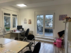 Büroraum 3 mit Ausgang zum Balkon - Einzigartige Büroeinheit: 4 Büros, offene Bereiche, Dachterrasse – Hier macht Arbeiten Spaß!